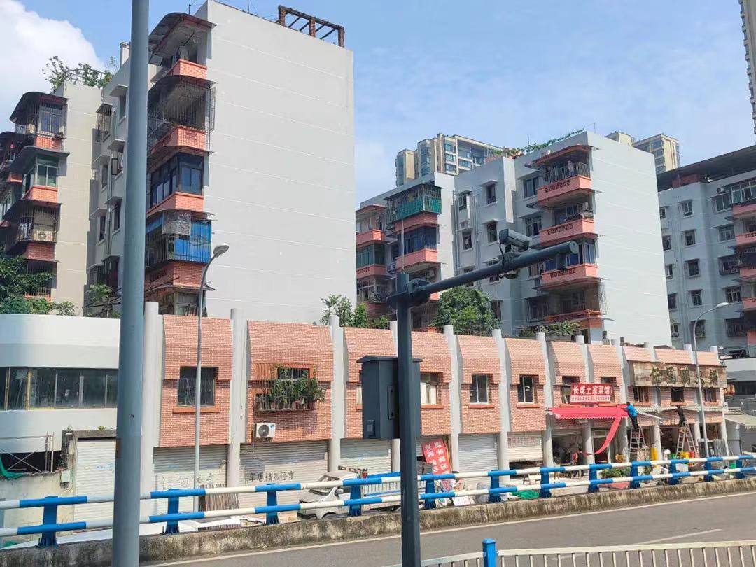 ▲沙坪坝区凤鸣山西物小区改造后，面貌焕然一新。市住房城乡建委供图