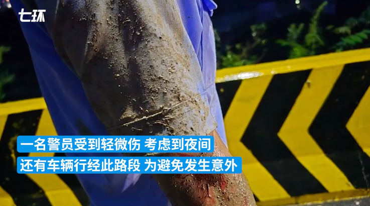 湖北秭归一路段突发山体坍塌落石砸中警车 一警员受轻微伤