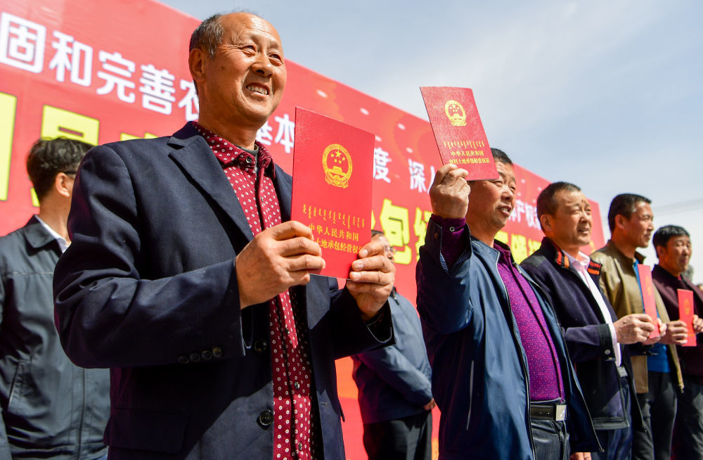 内蒙古自治区呼和浩特市武川县耗赖山乡村民展示领到的农村土地承包经营权证（2018年4月12日摄）　新华社记者　连振　摄