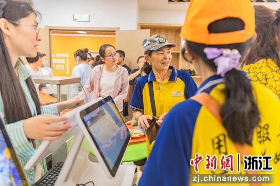 居民用餐现场。 慈城镇人民政府供图
