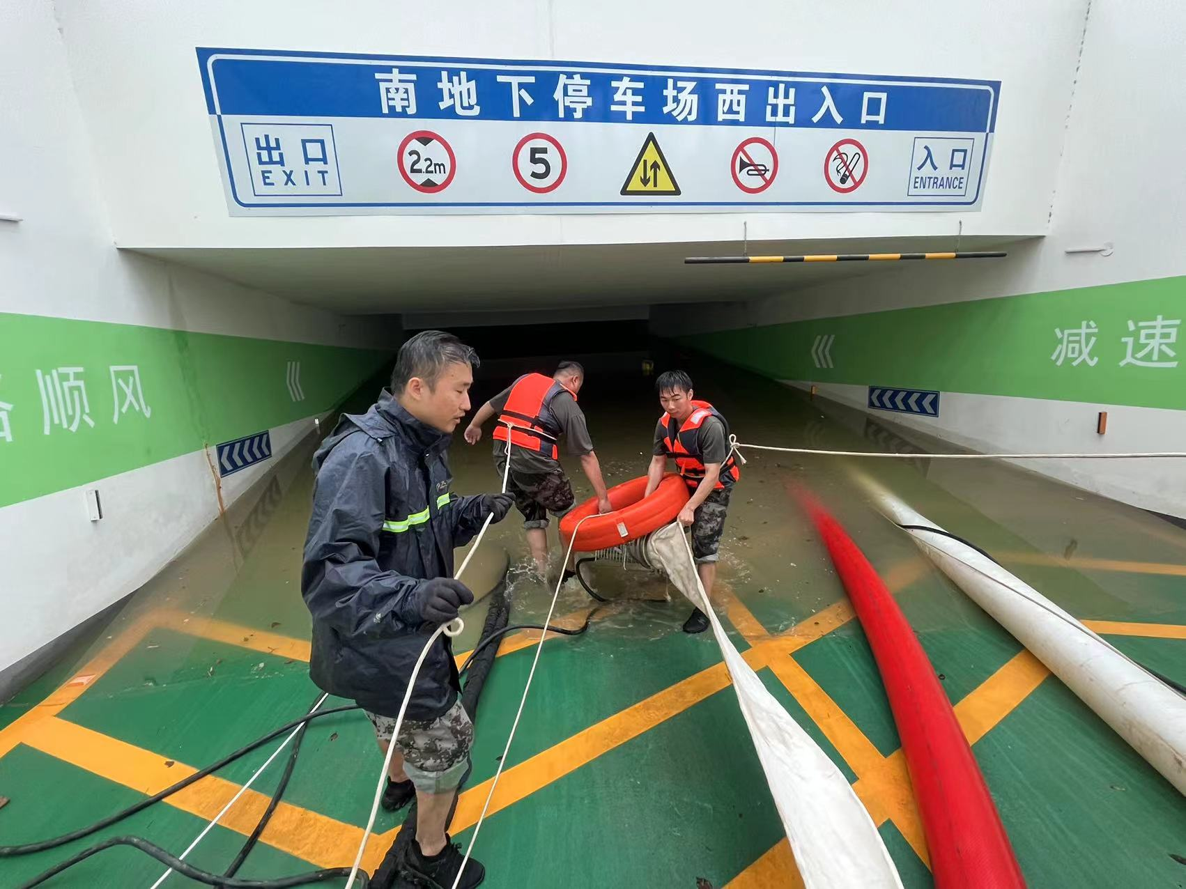 国家矿山应急救援河南排水队正在对地下室进行排涝作业。（受访者供图）