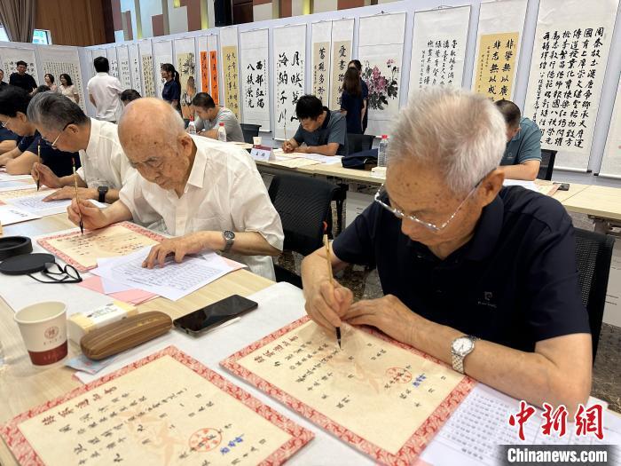 图为陕西师范大学老教授毛笔书写录取通知书。　梅镱泷 摄