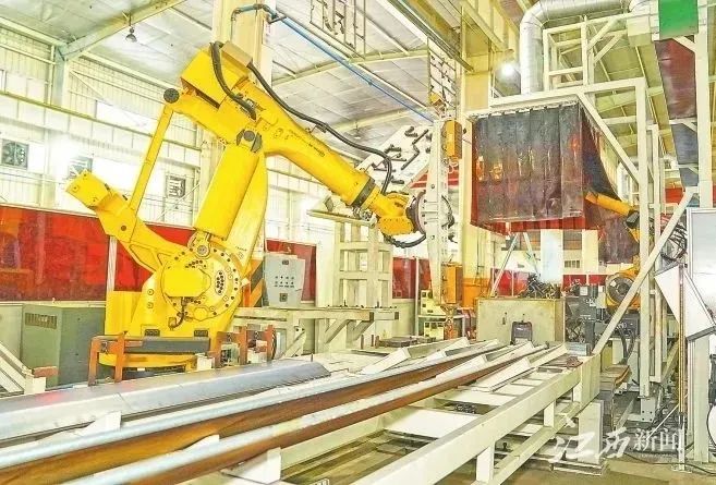 ▲新余高新区江西众加利称重设备系统有限公司的5G数字工厂内，全自动无人生产线一派繁忙。摄影丨谭建荣