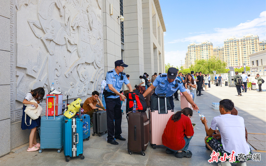 张掖市全力做好滞留旅客调度转运后勤保障等工作　新甘肃·甘肃日报通讯员　殷旭　摄