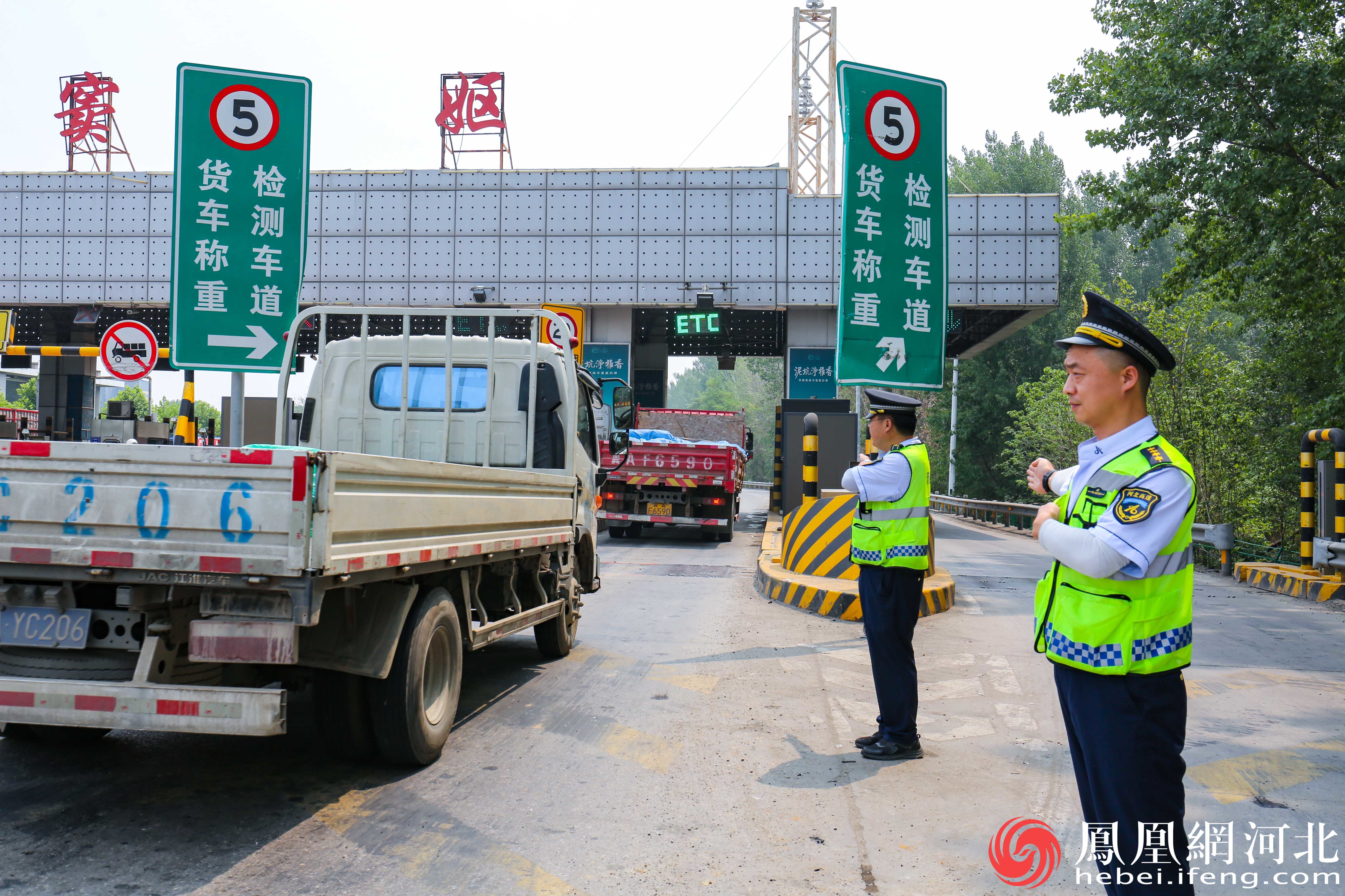 高速工作人员正积极地在道路上进行疏导，通过引导车辆有序行驶。