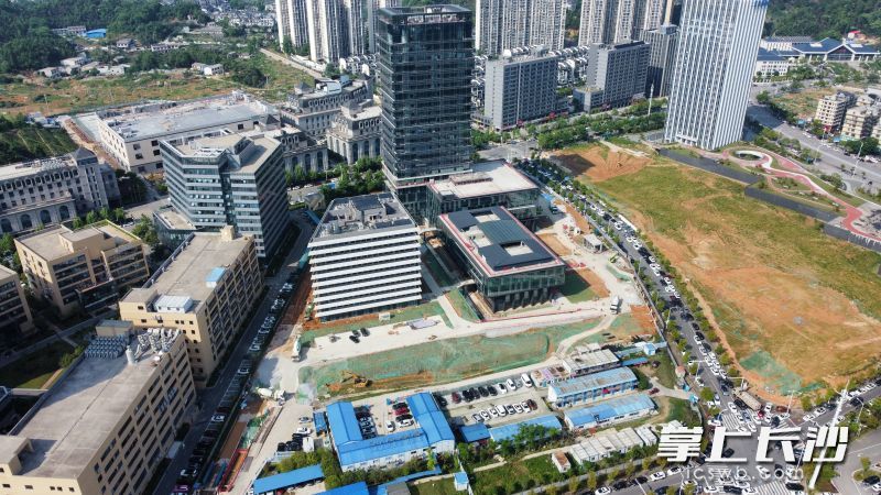 位于青山路附件的同有科技长沙高新区存储产业项目正进行施工扫尾，青山路上，由中建五局三公司承建的全球首例百米高层盒式结构工业楼宇——同有科技项目已基本完工，构建实现上下游企业“上下楼”合作的工作新场景。受访者供图