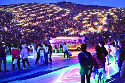 游客在敦煌鸣沙山月牙泉景区参加万人星空演唱会 新华社记者 马宁 摄