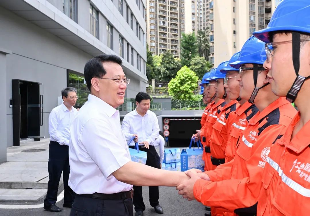 7月24日，在国网重庆市北供电公司，市委书记袁家军看望慰问坚守岗位的高温一线工作人员。记者 苏思 摄