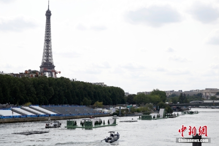 当地时间7月24日，法国巴黎塞纳河上，即将参加巴黎奥运会开幕式的船只和演职人员加紧排练。<a target='_blank' href='/'>中新社</a>记者 富田 摄
