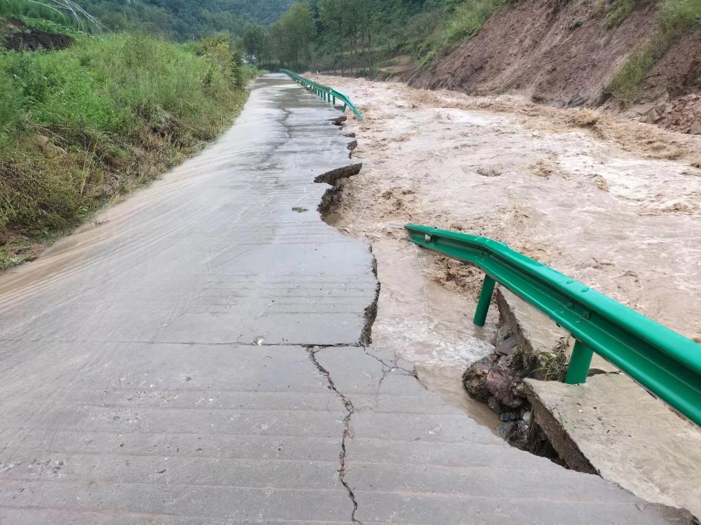 陇南市武都区黄坪镇一处公路遭水毁　陇南市武都区融媒体中心供图