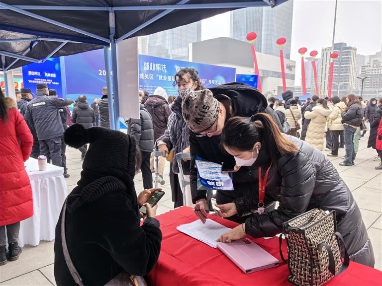 在城关区就业援助月活动上求职务工人员在登记