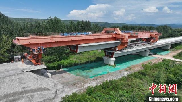 图为西十高铁魏寨特大桥箱梁架设现场。(中铁上海工程局供图)