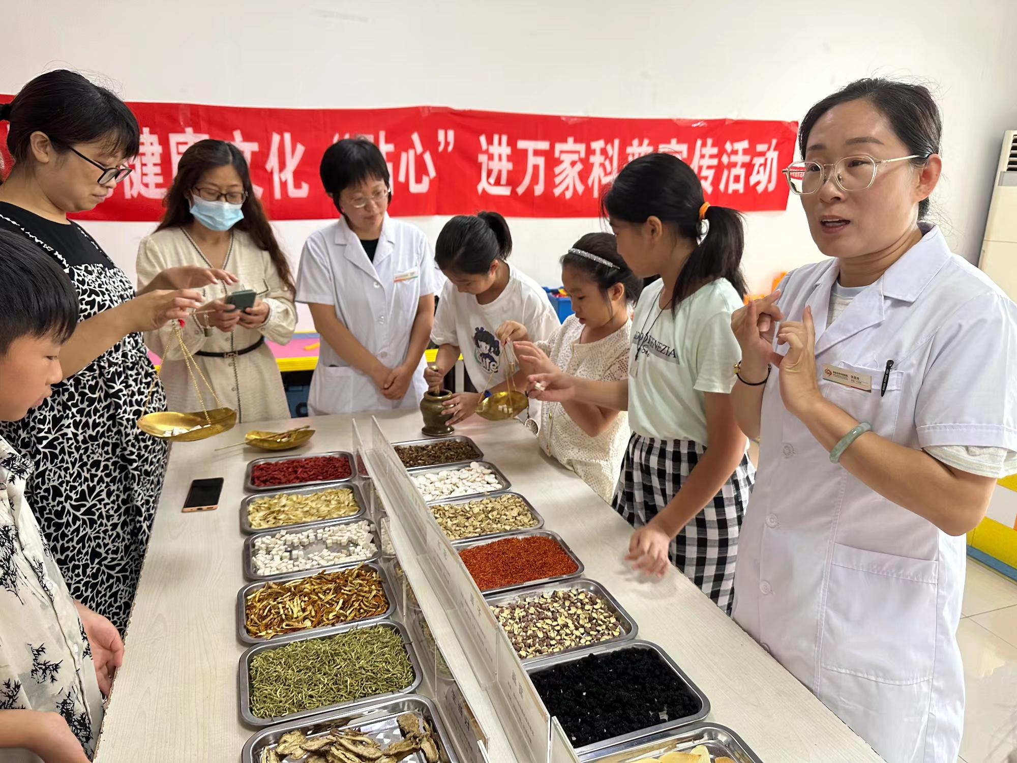 北京中医药大学东方医院秦皇岛医院开展中医药健康文化“贴心”进万家科普宣传活动