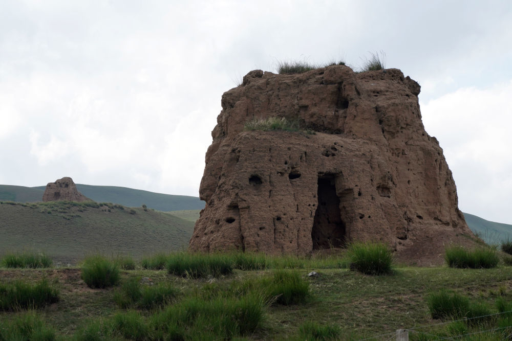 7月8日拍摄的乌鞘岭下的明长城烽燧 新华社记者 马宁 摄