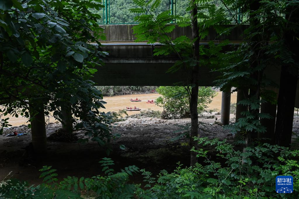 7月20日，救援人员在陕西柞水高速公路桥梁垮塌现场进行搜救。新华社记者 邹竞一 摄