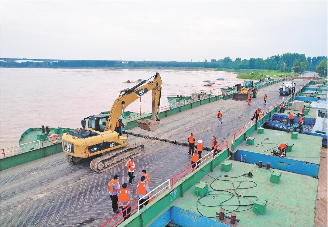 7月23日,梁山黄河河务局督导浮桥运营单位拆除黄河梁山段4座浮桥,确保黄河河道行洪畅通以及防洪工程安全。(记者王浩奇通讯员田玉俭孙强报道)