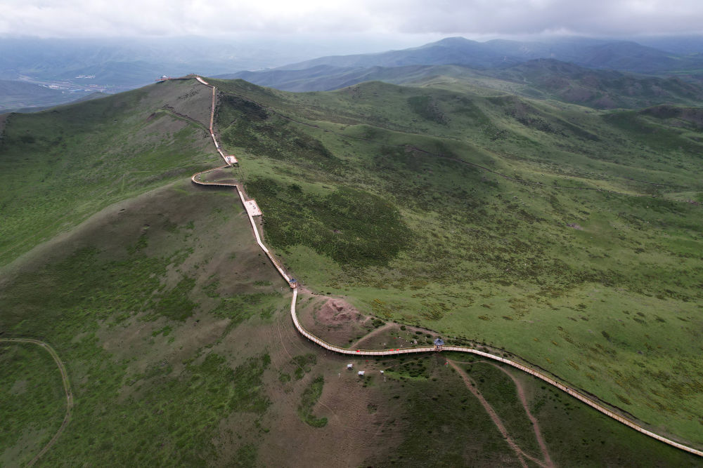 7月8日拍摄的乌鞘岭风光(无人机照片) 新华社记者 范培珅 摄