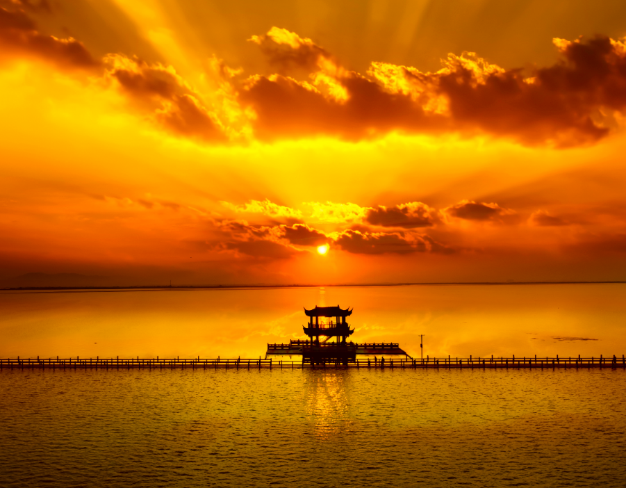 夕阳下的水上公路。车燕红/摄