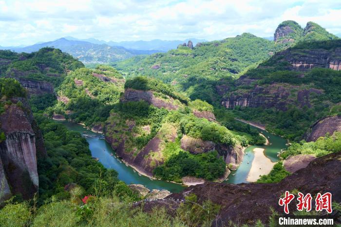 从武夷山天游峰俯瞰九曲溪，碧水丹山，风光秀丽。(资料图)中新社记者 王东明 摄