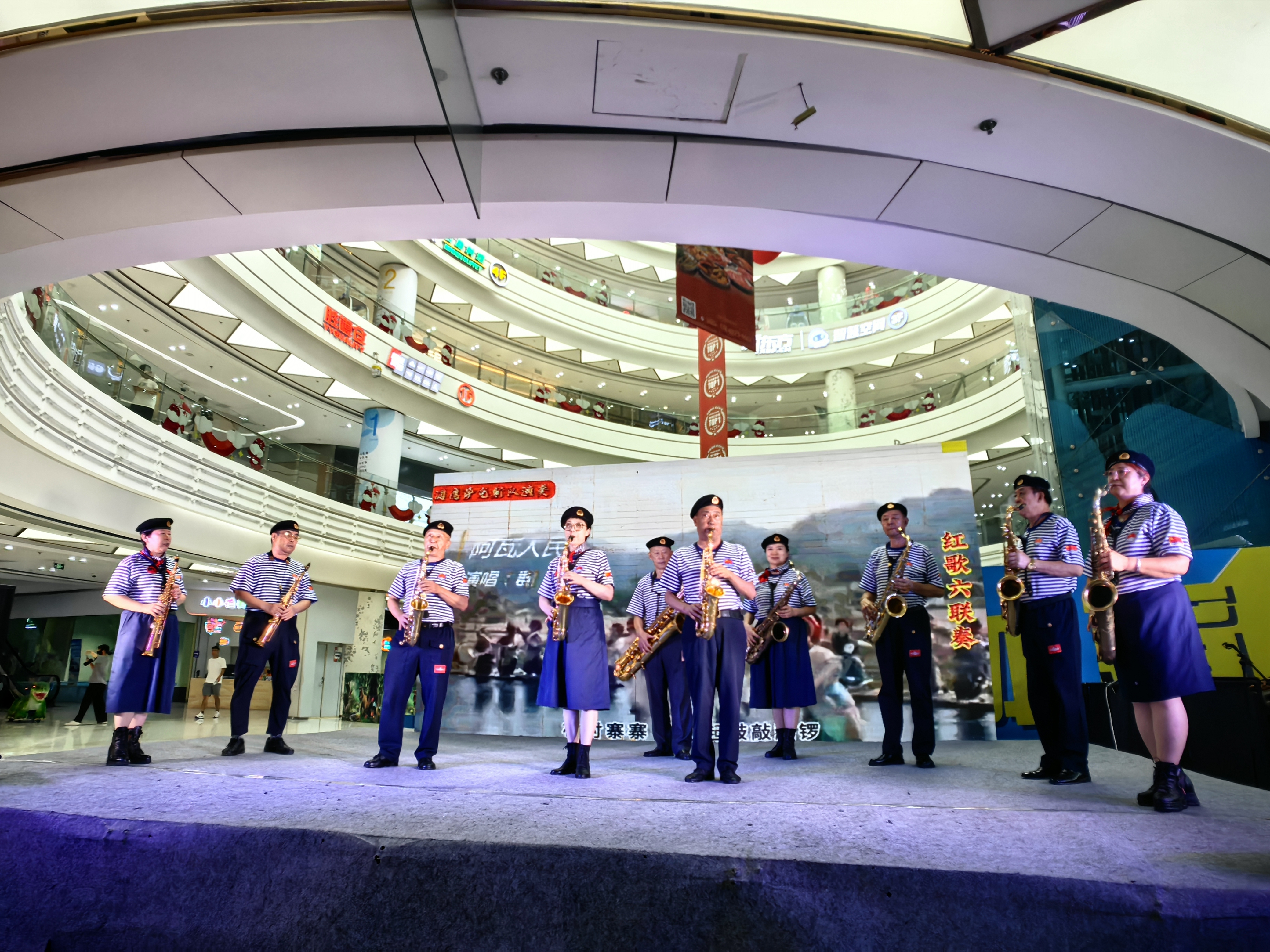 “红色基因 薪火相传”青岛市红色文艺进商场演出活动成功举办