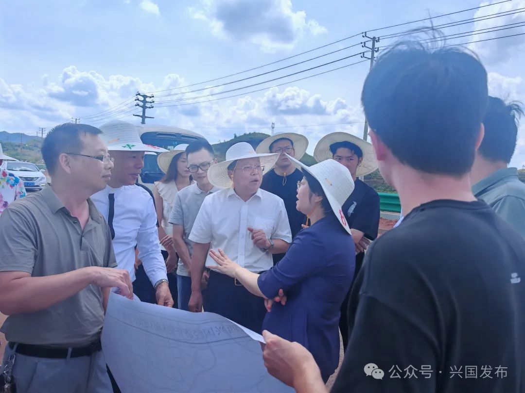 赣州市政协党组书记、主席徐兵在江西（兴国）国际牛仔服装智造产业园项目现场调研。图/兴国发布