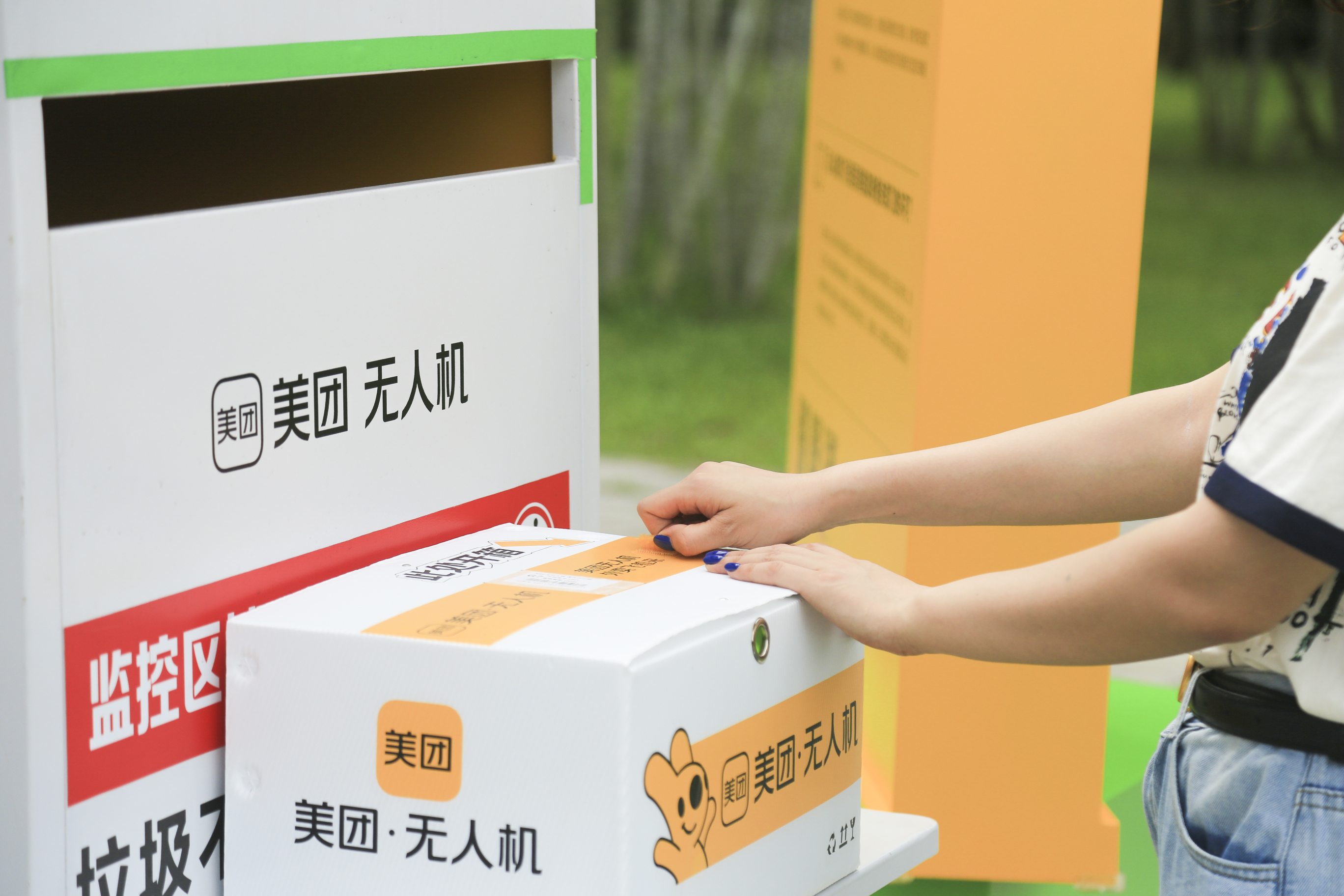 莲花山公园首条无人机配送航线开航 “百货店”开到帐篷旁