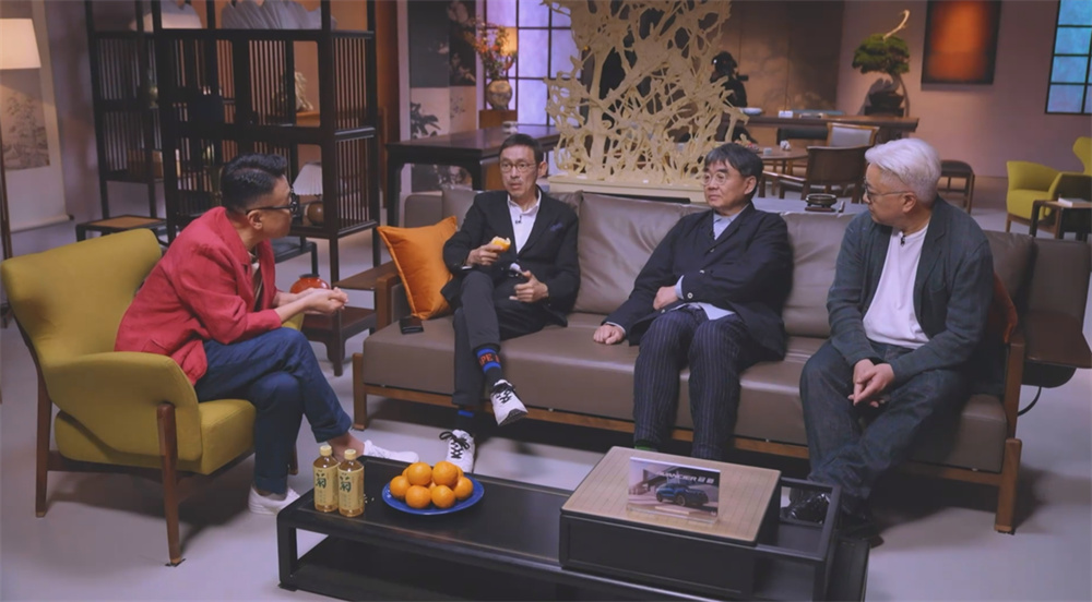 正式录制前，嘉宾们常常会先闲聊一会儿