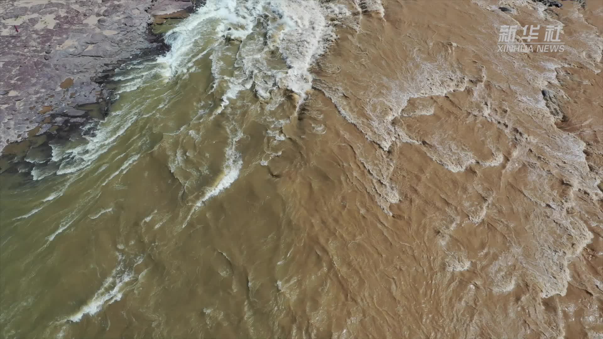 黄河壶口瀑布现“半清半浊”奇特景观