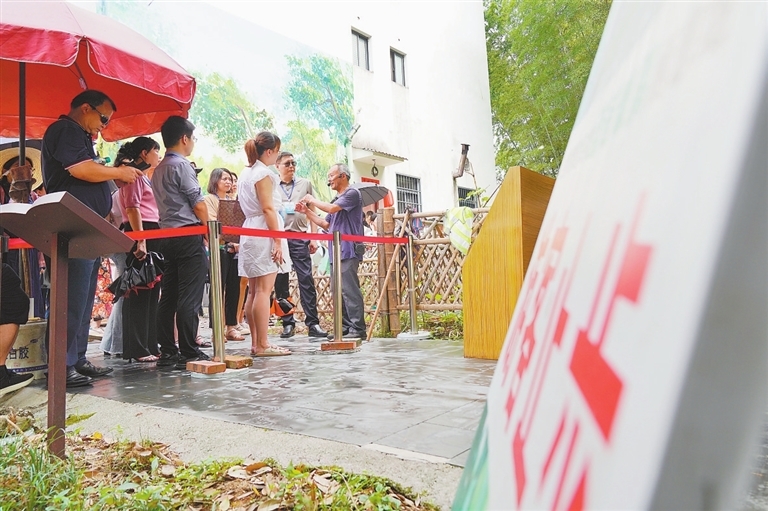 7月9日，婺源縣秋口鎮(zhèn)王村石門自然村護鳥隊隊長俞旺金，向游客講解保護藍冠噪鹛的重要性。