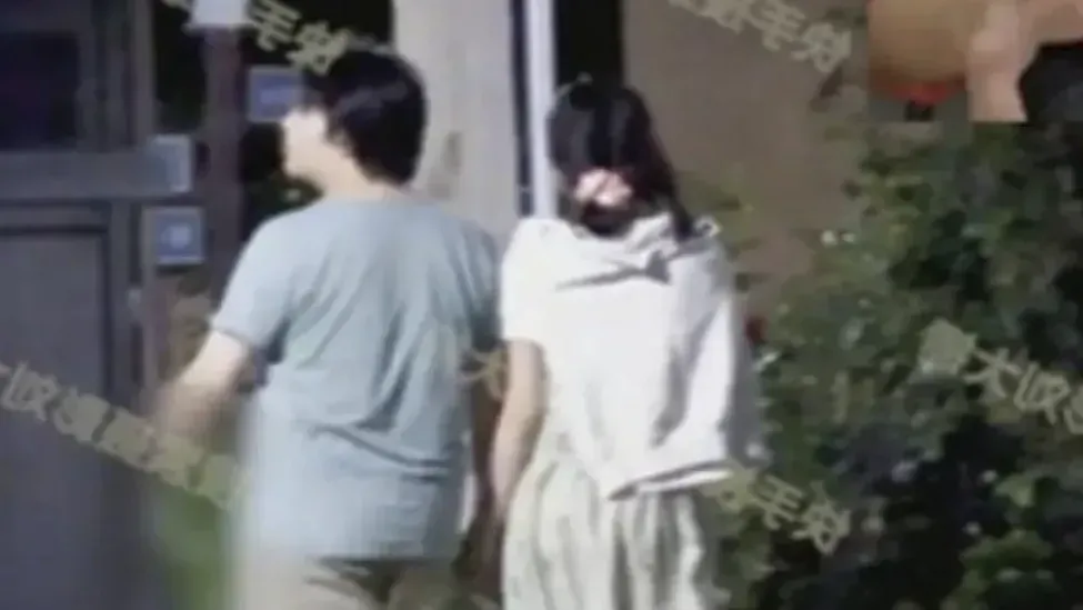 狗仔偷拍的明星情侣照，氛围感好强，甜得像在拍偶像剧封面图