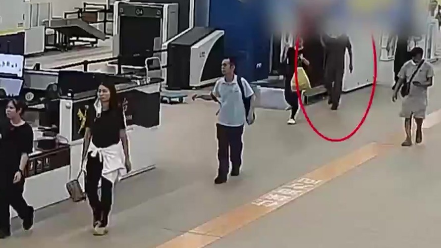 步态异常！旅客身绑50台苹果手机进境被查