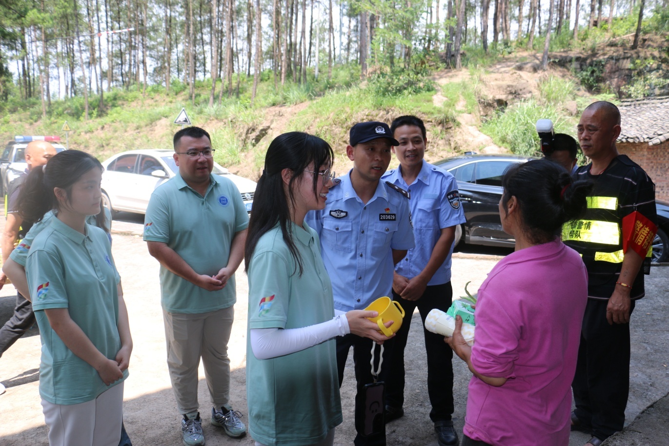 实践团成员倾听困难群众心声