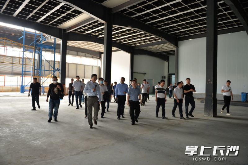 建筑业从业人员正在桐梓坡西路参观麓谷妙盛产业园，了解“工业上楼”最新建造技术。长沙晚报全媒体记者 陈焕明 摄