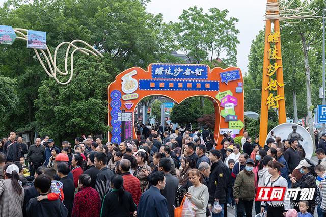 热火朝天的醴陵炒粉节。