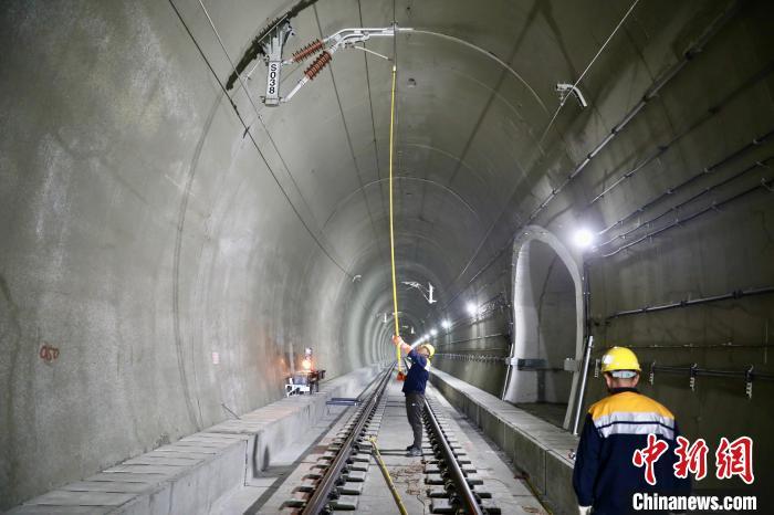 高温下,他们为拉林铁路接触网吊柱补"身份证"