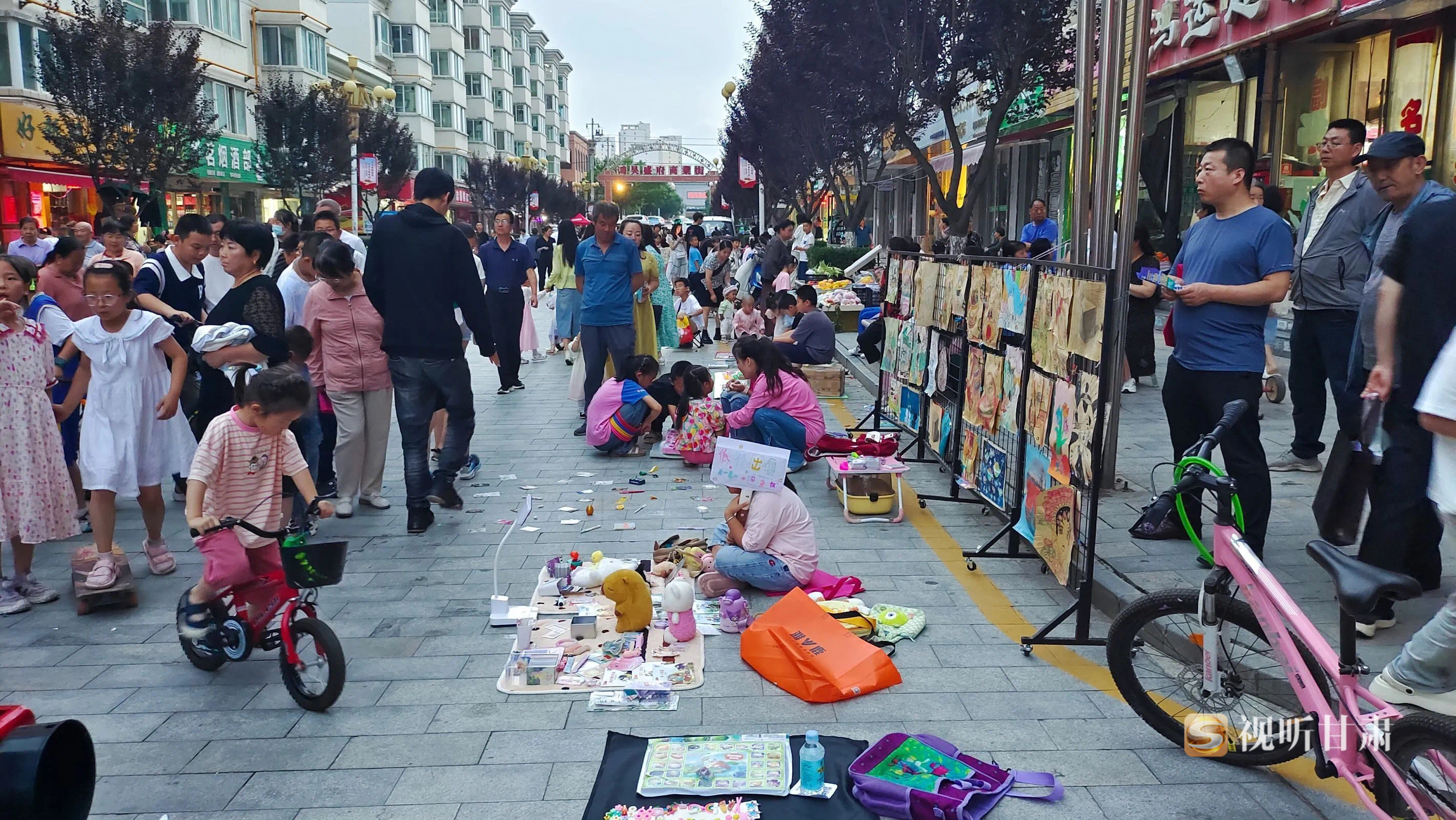 跳蚤市场露天电影　华亭社区邻里花式同乐