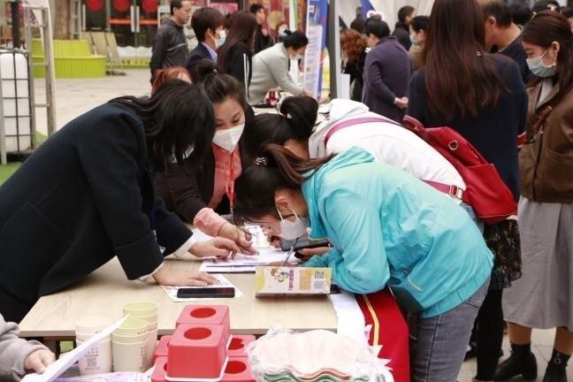 引导更多务工人员就近就地实现就业