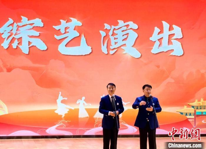 老艺术家文化志愿服务工程团队为雄安当地民众带来精彩的综艺演出。　主办方供图