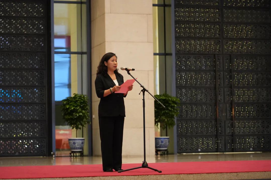 中国国家博物馆党委副书记、纪委书记陈莉主持开幕式