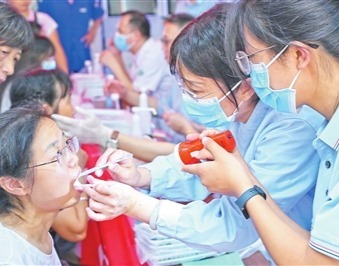 南昌大学附属口腔医院团队走进赣州开展口腔公益活动