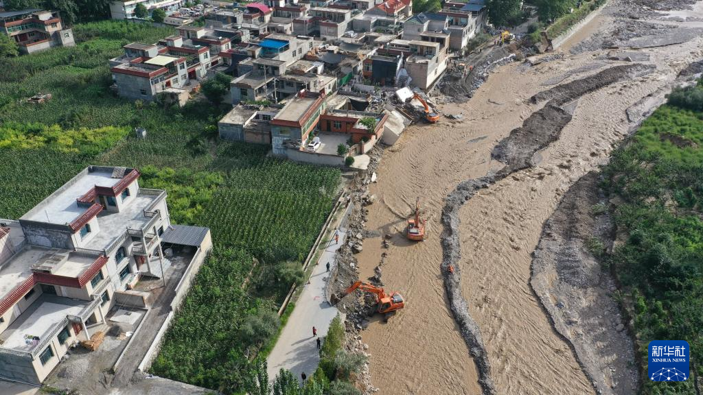 7月25日，在甘肃省陇南市武都区三河镇竹林村，救援人员抢修水毁路段（无人机照片）。新华社记者　郎兵兵　摄