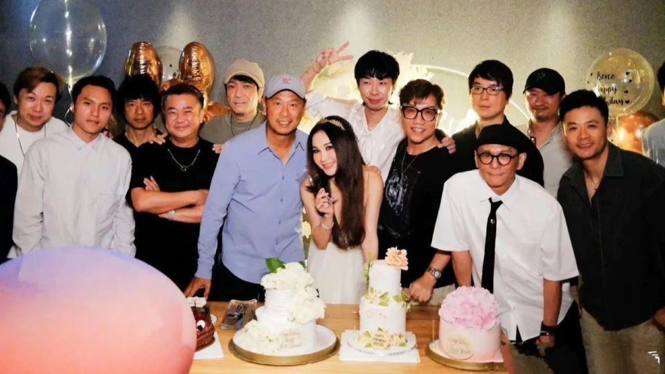 58岁温碧霞晒生日会美照，一颦一笑少女感十足，14岁儿子罕见露面封面图