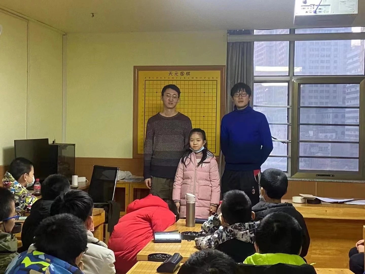 喻瑞琳与围棋老师和小棋友们　资料图