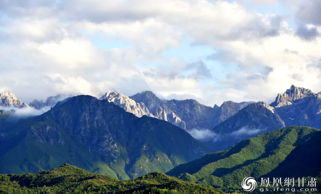 高山、草甸、森林与白云同框，甘肃省临夏州太子山旅游风情线夏日景色迷人。图源自临夏州融媒体中心官方公众号