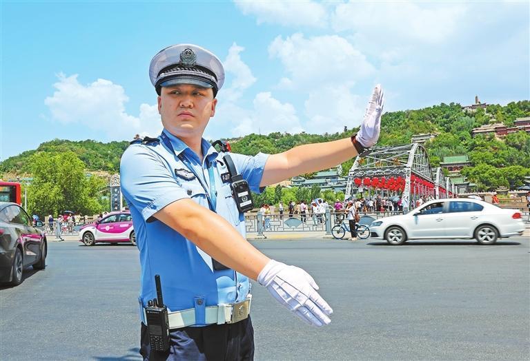 兰州市公安局交警支队城关大队四中队民警头顶烈日执勤