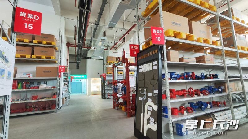 中湘智建易料市集建材采购体验中心可以提供线下体验、线上签单的数字化服务。 长沙晚报全媒体记者 孙占锋 摄