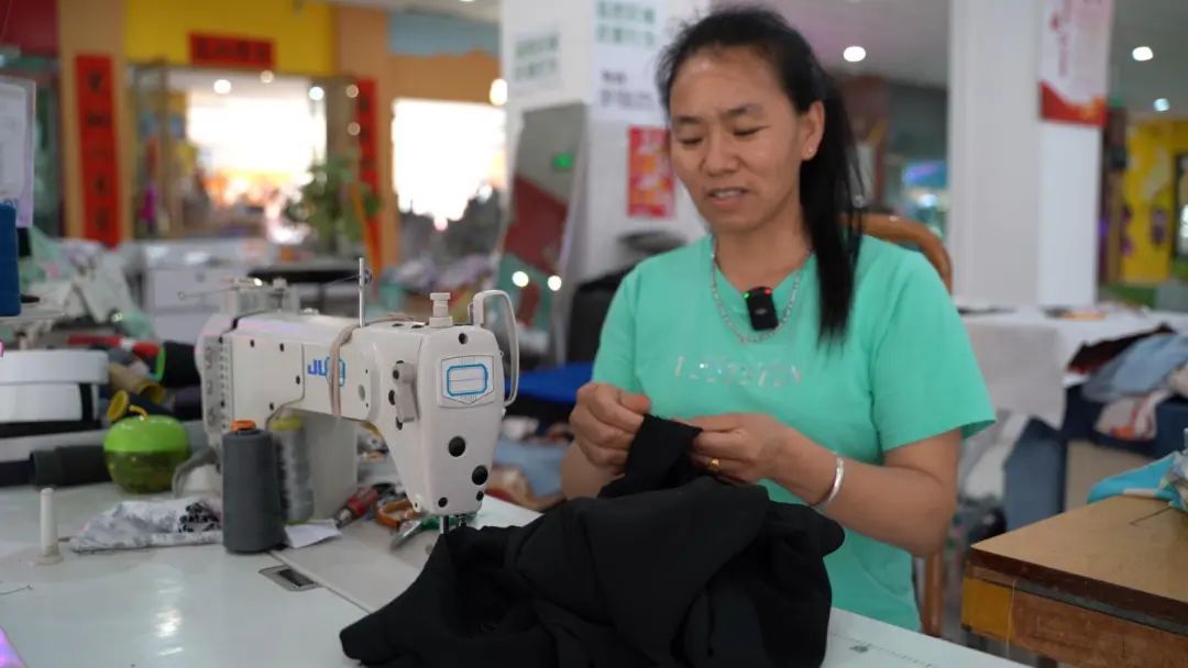 △李彦花正在改衣服