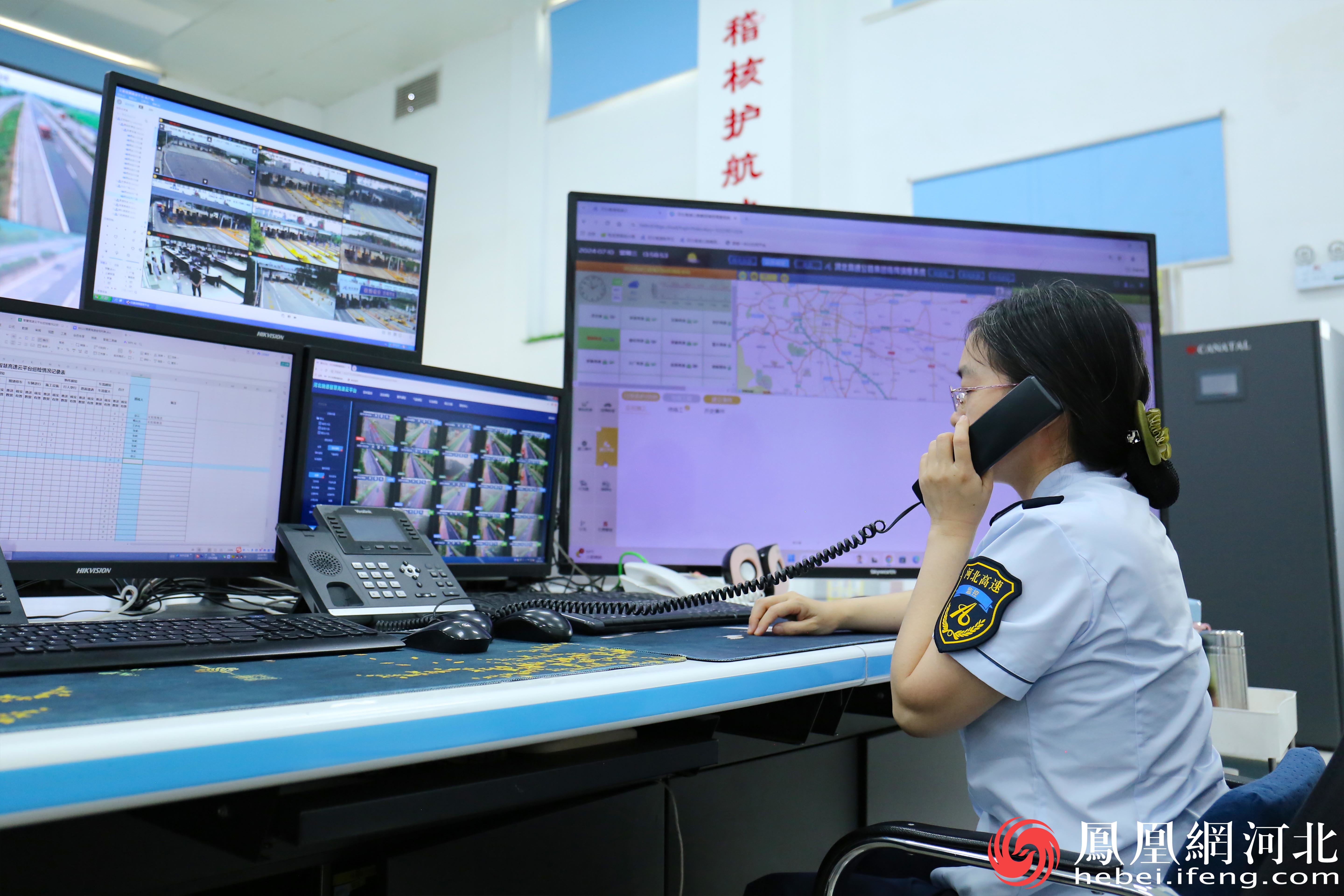 指挥调度中心内，工作人员密切监控着路况信息。