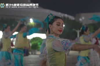 第34届青岛国际啤酒节崂山会场沉浸式艺术巡游，为啤酒城内增添一道流动的靓丽风景线