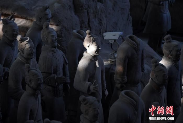 资料图:图为位于西安市临潼县的秦始皇陵兵马俑一号坑内陈列的兵马俑